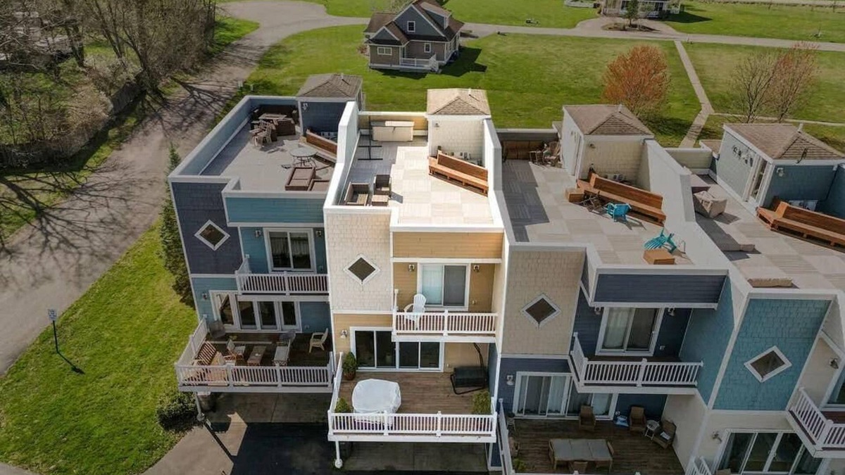 New Buffalo House | Indoor Pool & Rooftop Deck. Close shops, Restaurants, Breweries & the Casino
