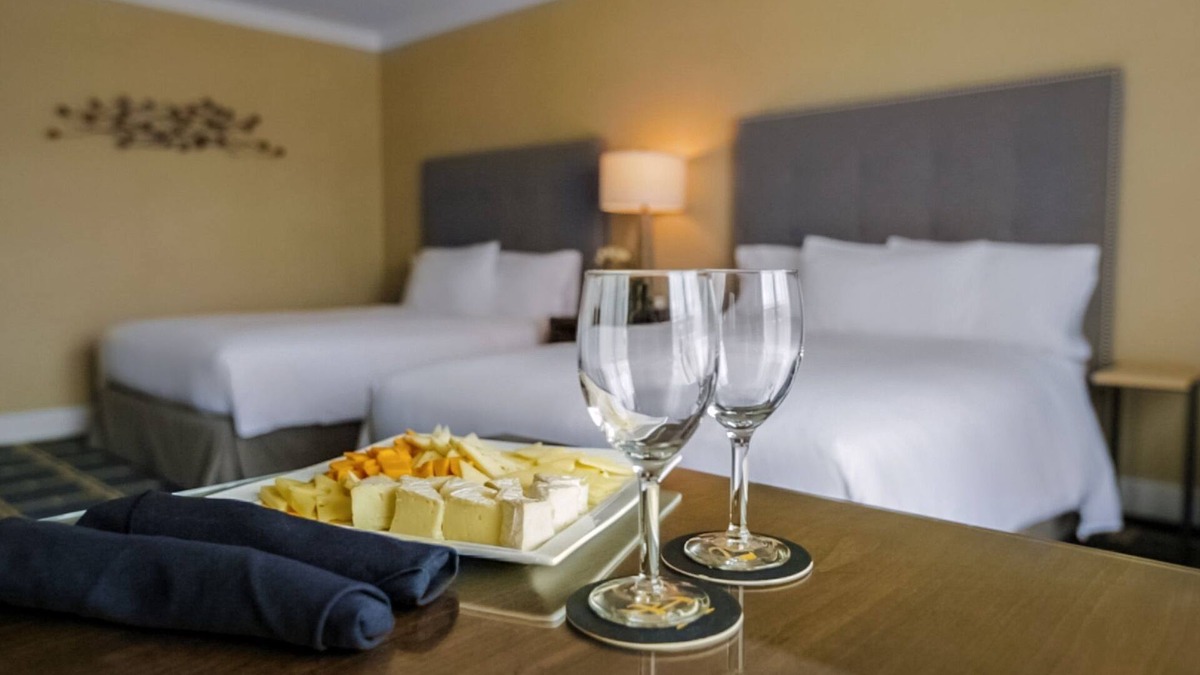 Sunnyvale West Hotel | Indulge In An Unforgettable Getaway Experience! 4 Relaxing Units, Onsite Pool