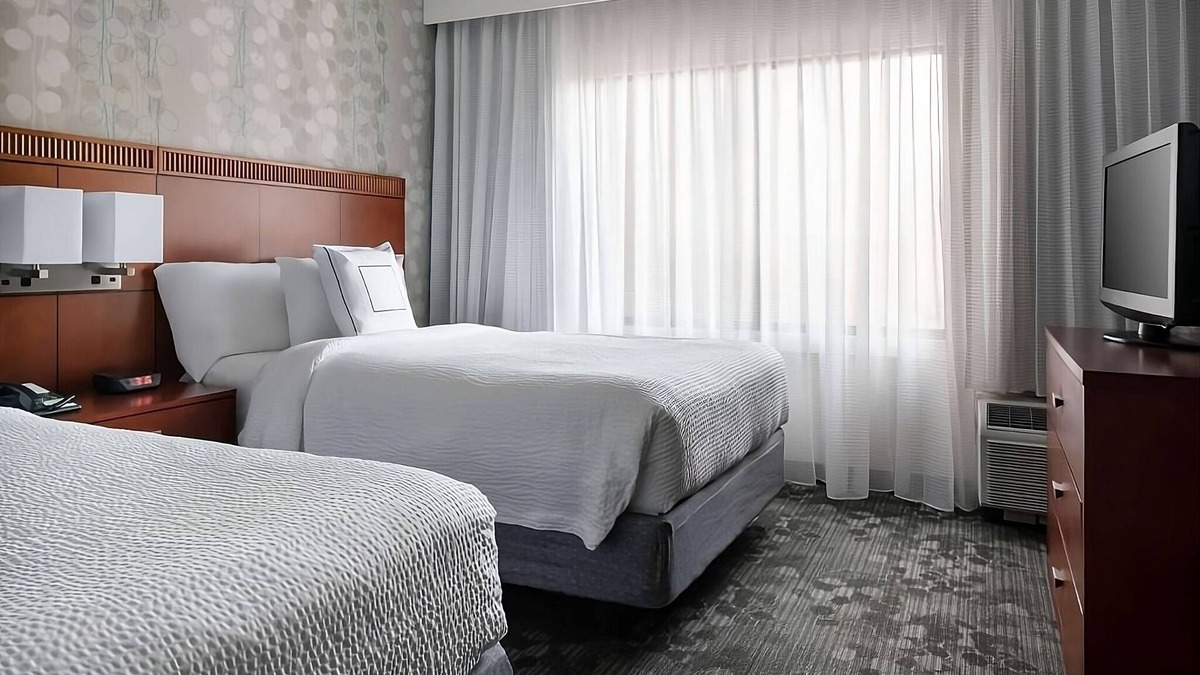 Indianapolis Hotel | Indulge in Home-Like Comfort! 2 Convenient Units, Near Bumblebee Ruins