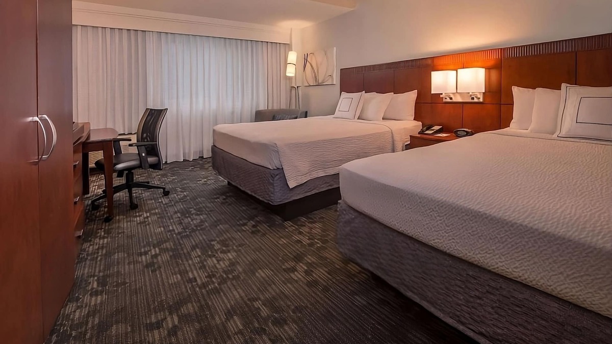 Rosslyn Apartment | Indulge in Home Like Comfort! 4 Pet-friendly Units, Parking, Onsite Starbucks!