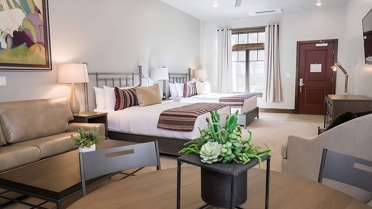 Zion National Park South Entrance Hotel | Indulge in Home Like Comfort! Free Parking, Outdoor Pool, Near DeZion Gallery