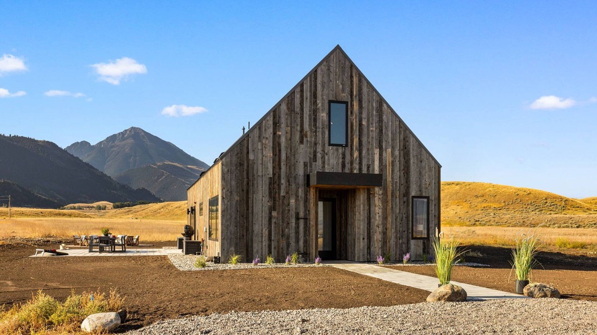 Pray House | Indulge in the Ultimate Western Retreat: Ideal location close to adventures