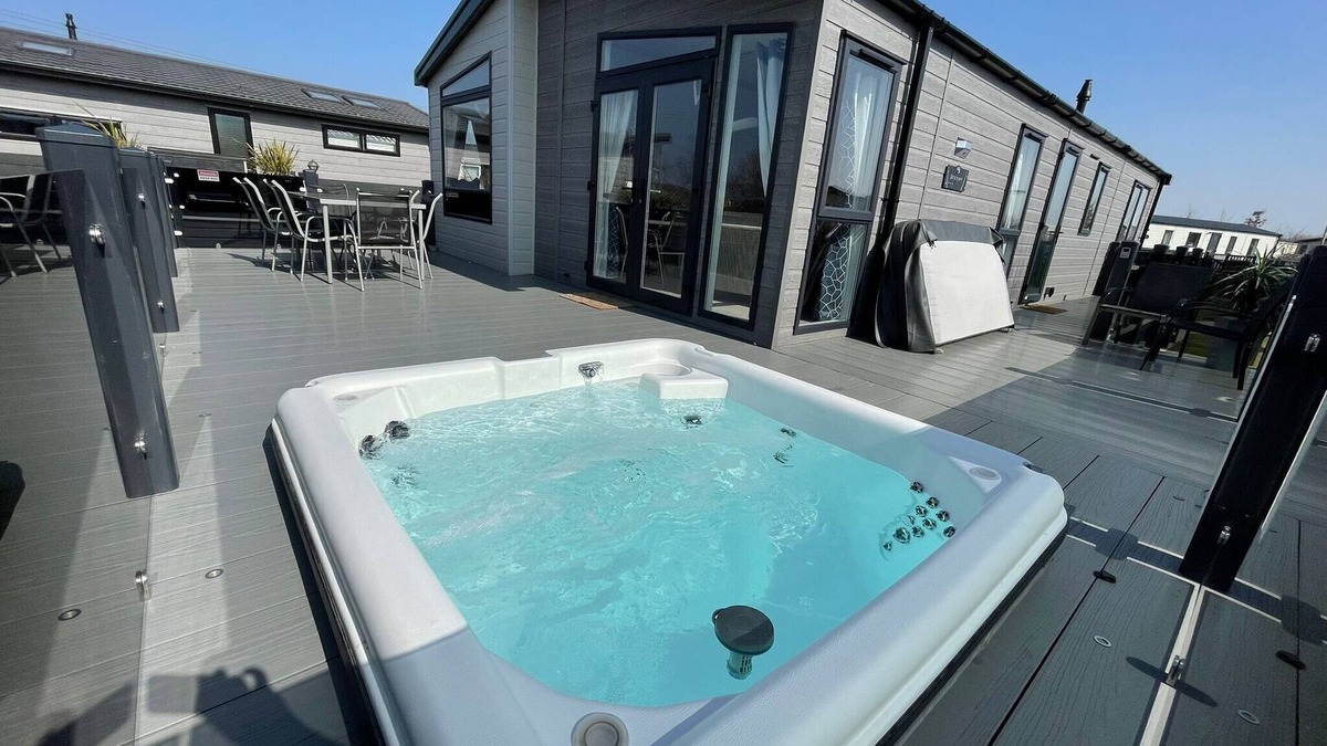 Tattershall Cabin | Indulgence Lakeside Lodge i3 is prime location with a private fishing peg and sunken hot tub