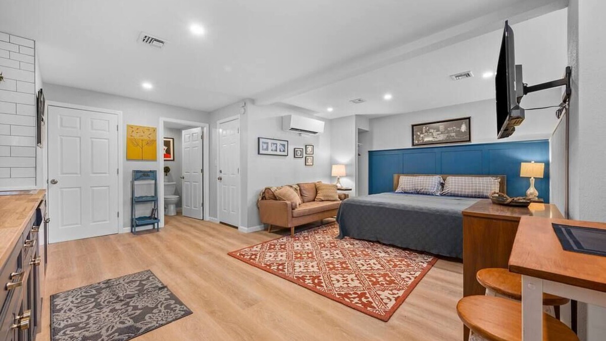 South Side Flats Apartment | Industrial Chic Studio-Modern Comfort in the Burgh