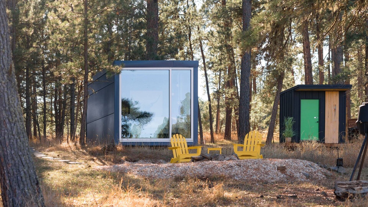 Custer Cabin | Industrial, modern micro cabin in the forest