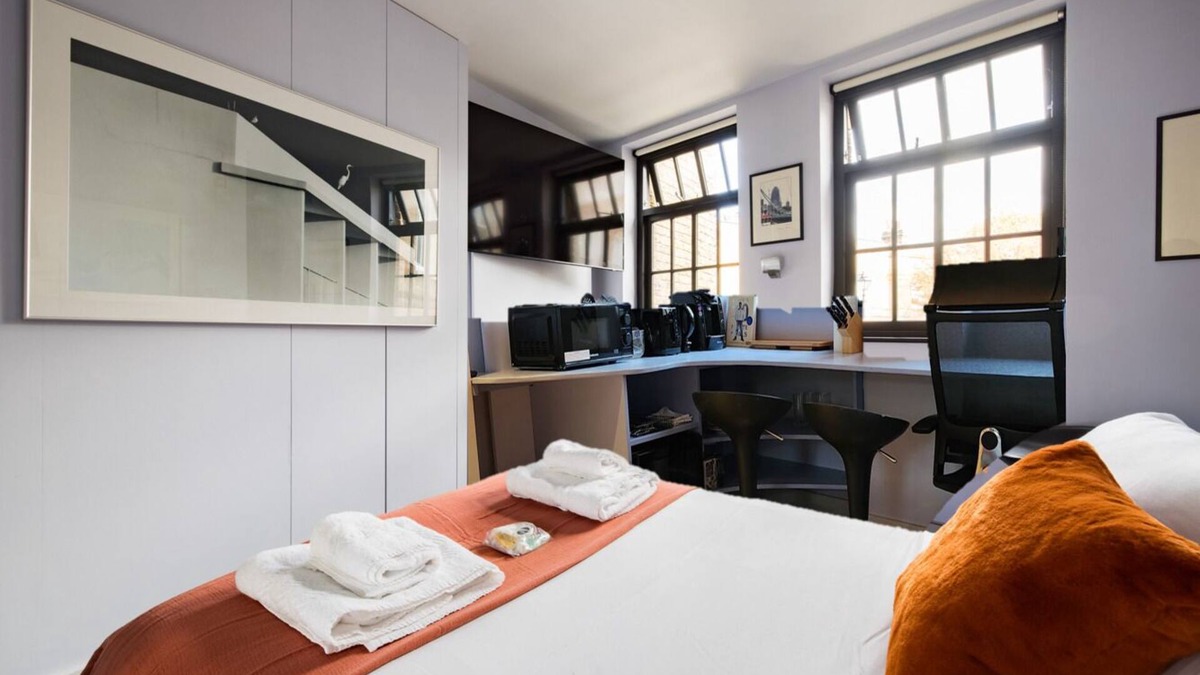 Kennington Apartment | Industrial Victorian Studio with breakfast bar and kitchenette - Kennington