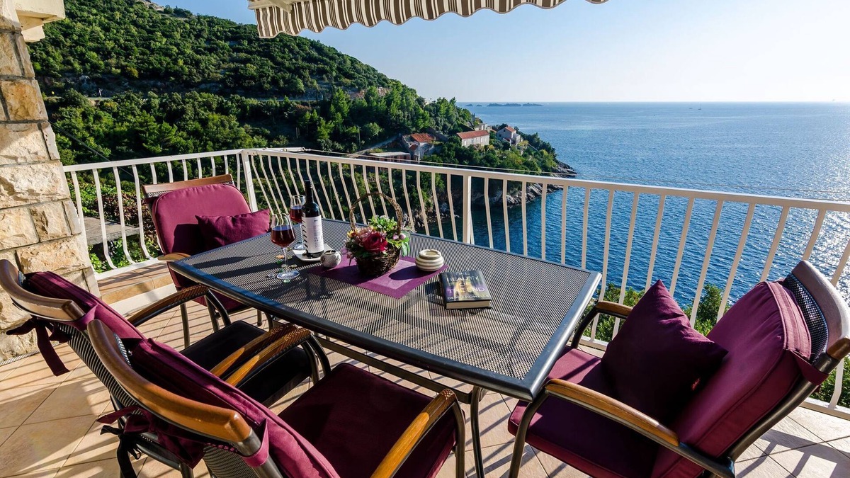Lozica Apartment | Indy's Beach Apartments -Two Bedroom Apartment with Balcony and Sea View