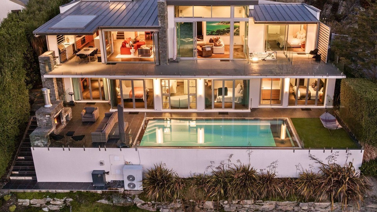 Kelvin Heights House | Infinity Heights - Infinity Pool with Lake View