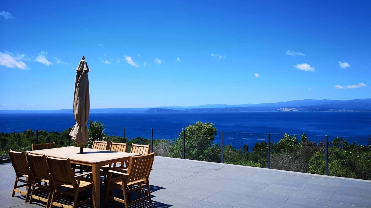 Omori House | Infinity Views - Lake Taupo (free wifi, linen provided)