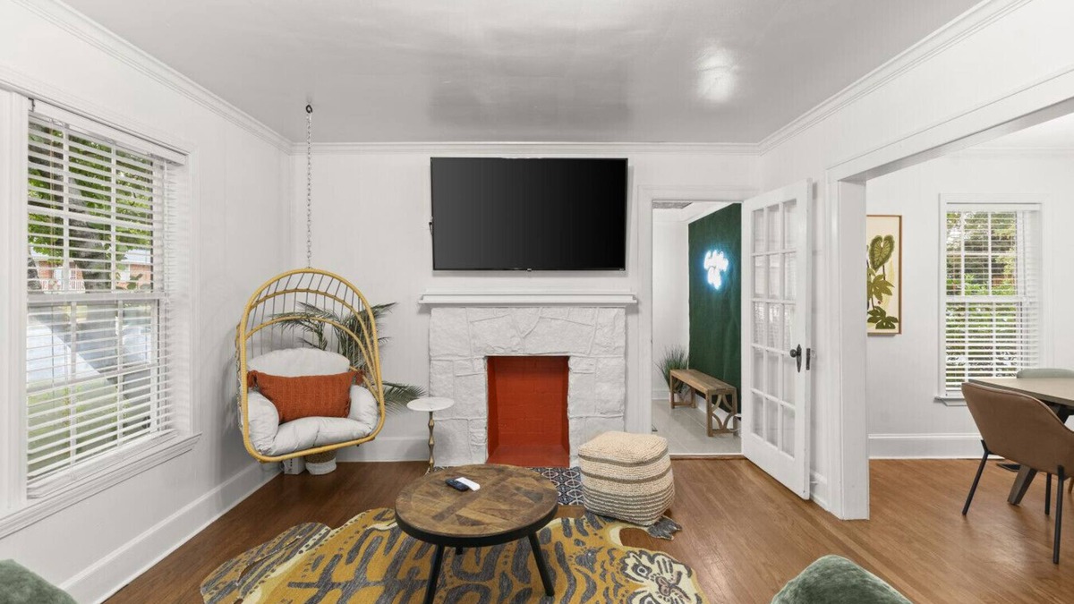 East Side House | Infrared Sauna | King Beds | Pet Friendly | Pool