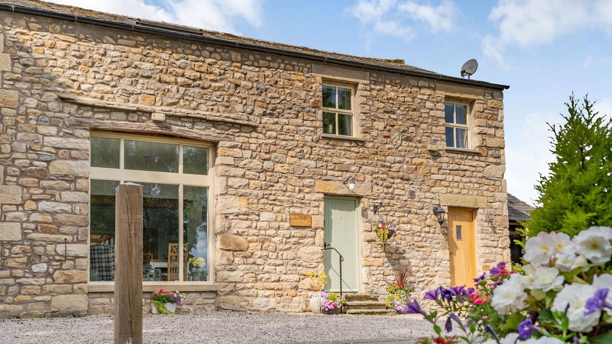 Arkholme Cottage | INGLEBOROUGH VIEW, romantic, character holiday cottage in Hornby