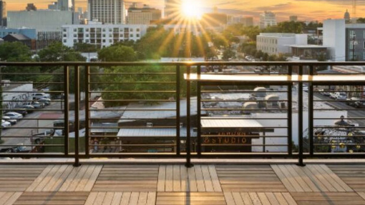 East Cesar Chavez House | Inn Cahoots on 6th: 15 BR/39 Beds, Pool, Roofdeck