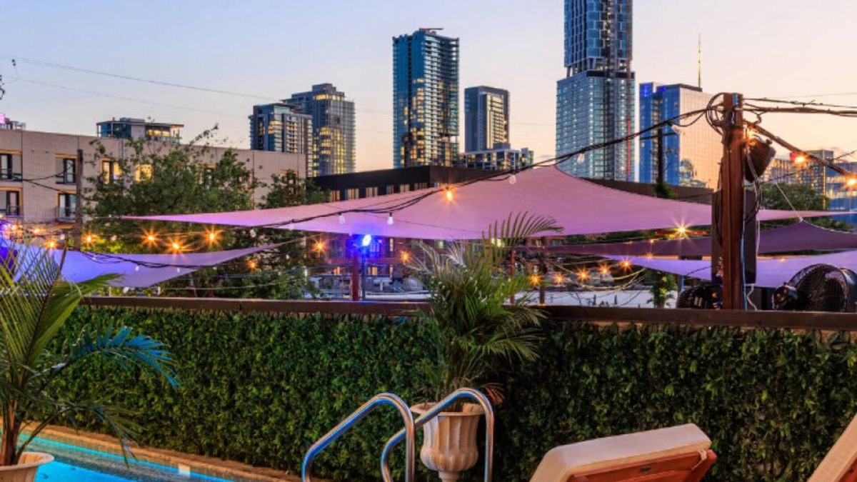 East Cesar Chavez House | Inn Cahoots on 6th: 5BR/13Beds - Pool, Rooftop, Garden Bars, Walk to Everything! (Unit 1)