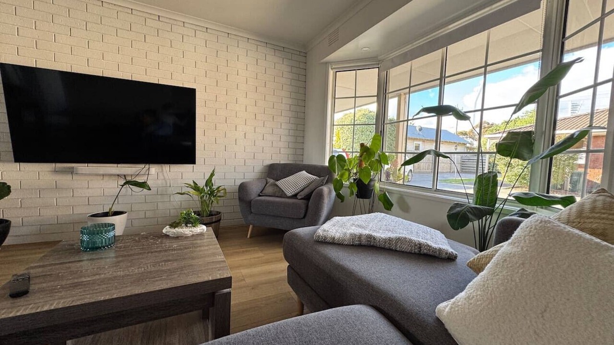 Belmont House | Inner City Cozy Retreat Near Geelong CBD