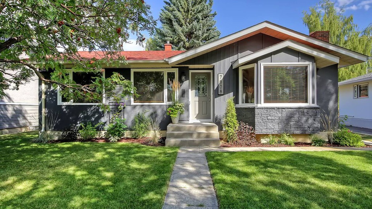 Southeast Calgary House | Inner City Hideaway with Huge Yard!