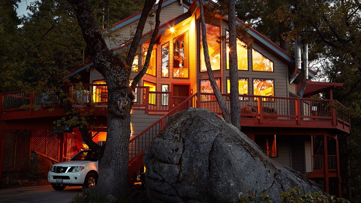 Yosemite West House | Inside Yosemite N.P. Gates, our luxury home is minutes from valley attractions.