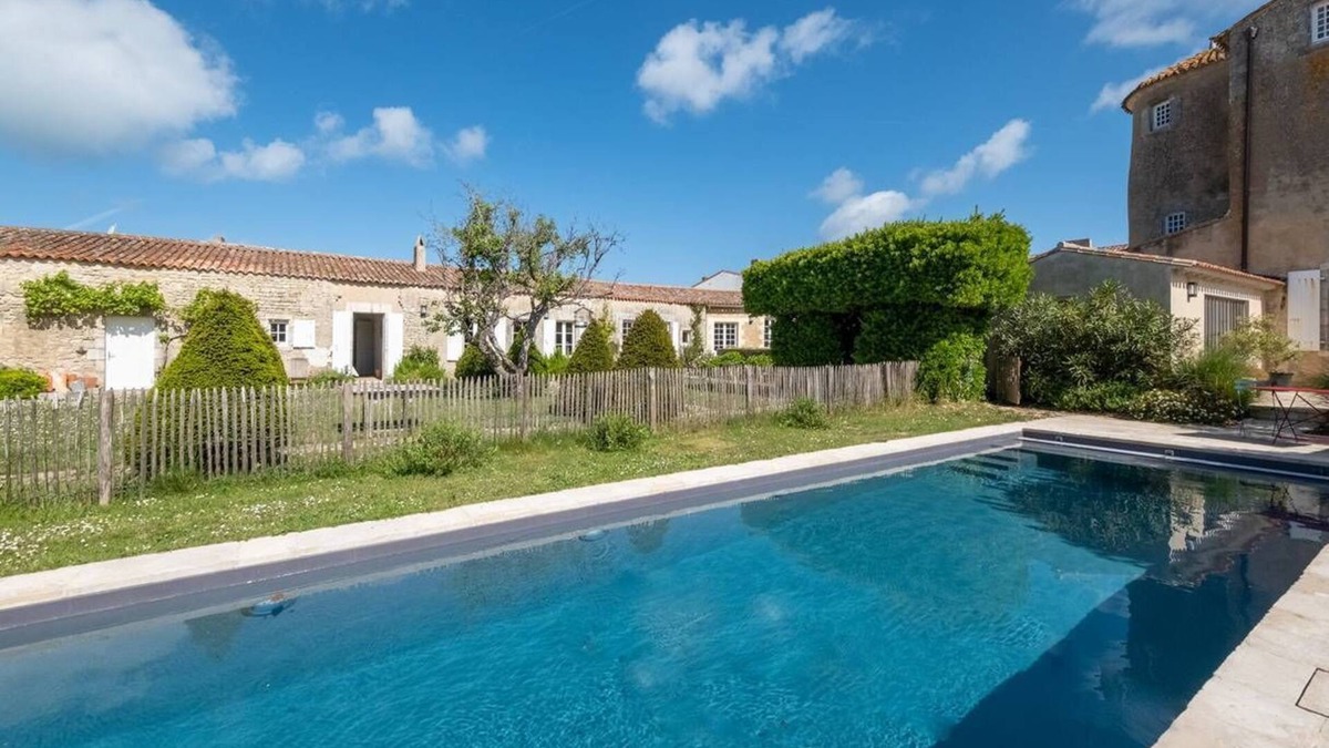Ars-en-Re House | Insolite! Stay in a monument with all comfort and heated pool