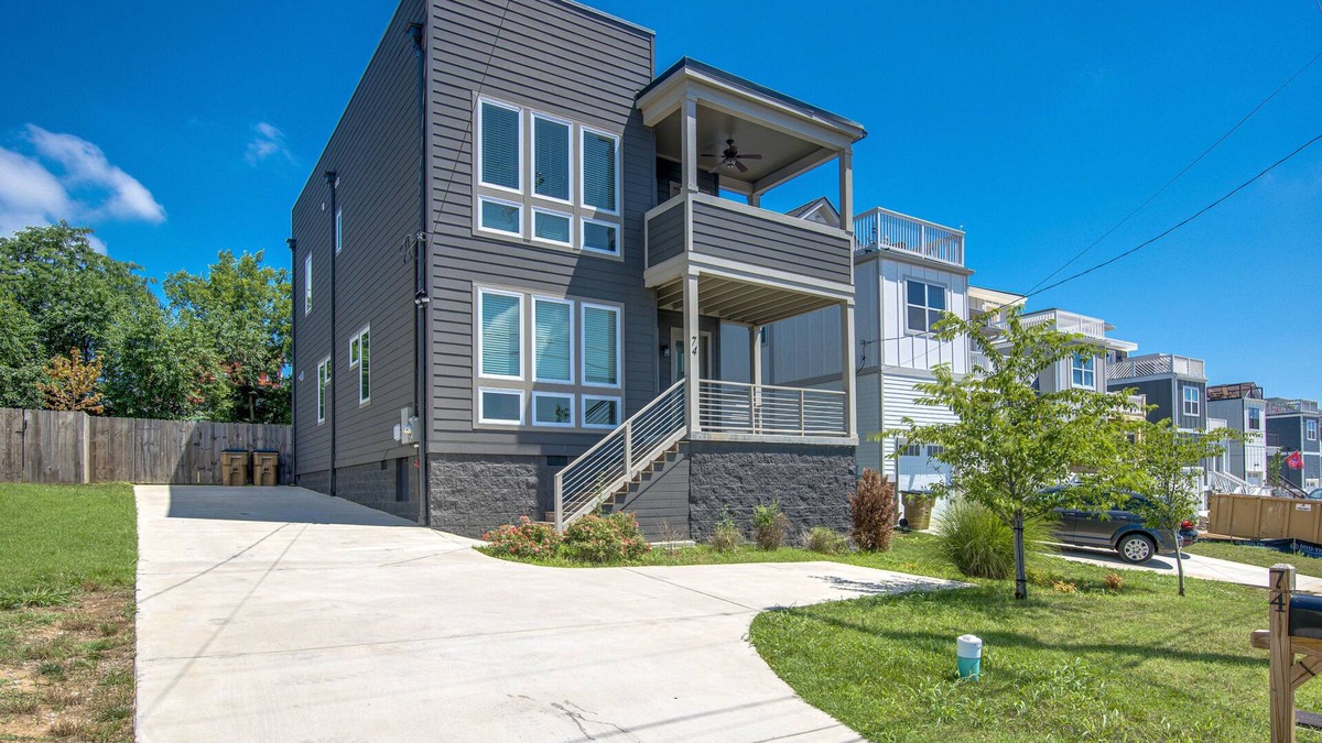 Urbandale Nations House | Insta-Worthy Rooftop Views! Heart of Nashville! Sleeps 12+
