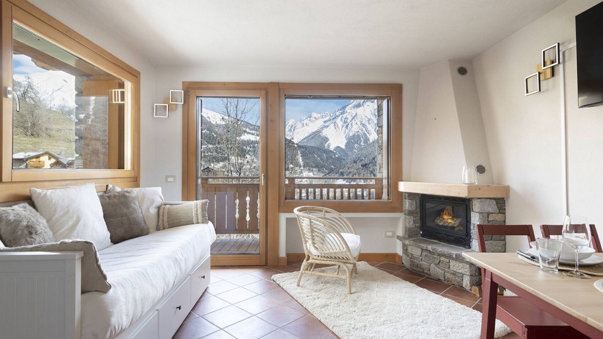 Villa Dalegno Apartment | InstaView - One Bedroom Apartment, Sleeps 4