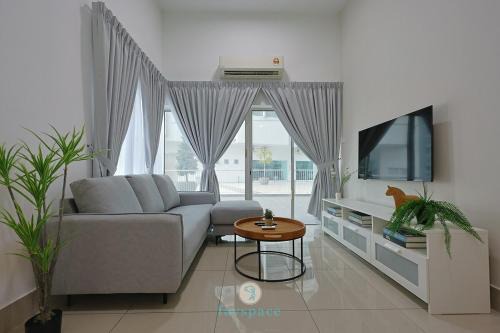 Salak South Apartment | Instaworthy 2B2B - 6 pax - F&B & Mart - Chan Sow Lin