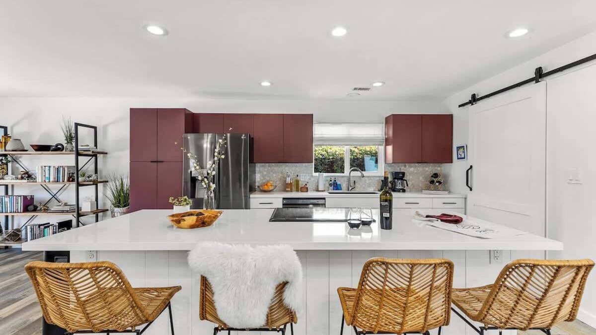 Shadow Mountain House | Int Designed | Single Level | Hottub | 5min to DT