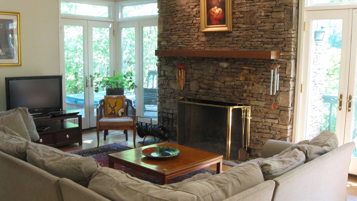 East Side House | INTOWN Emory Decatur 4 bedroom w/PORCH & private HOT TUB fireplace PETS OK