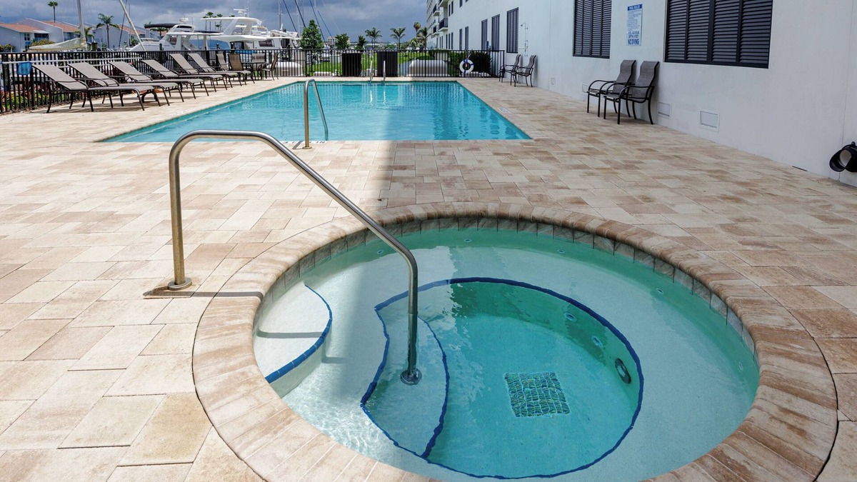 Madeira Beach Condo | Intracoastal * Pool * Full Kitchen * Self check-in