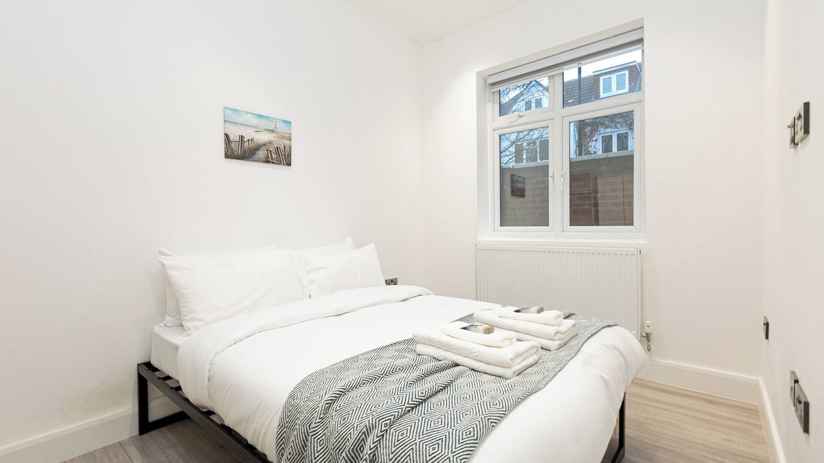 Southfield Apartment | Inviting 2BR flat in Chiswick, 10-minute station