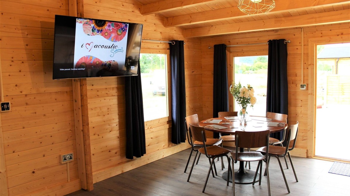 Ashton Under Hill Cabin | Inviting 3-Bedroom Lodge in Ashton Under Hill