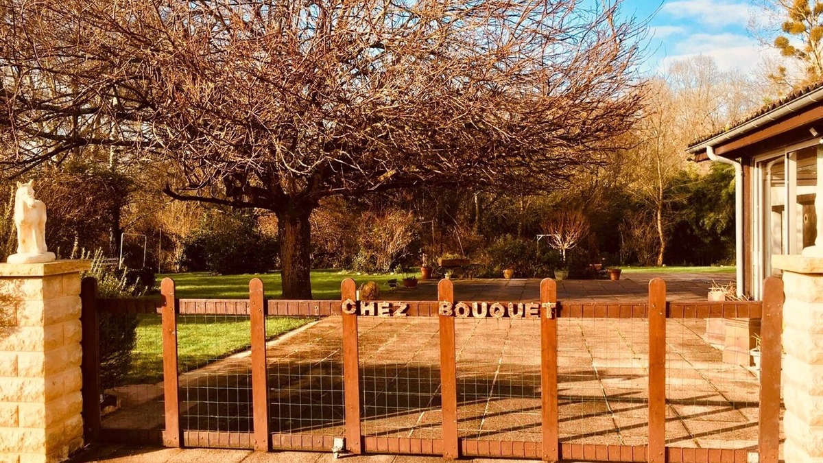Cravans Villa | Inviting 6-Bed Farmhouse