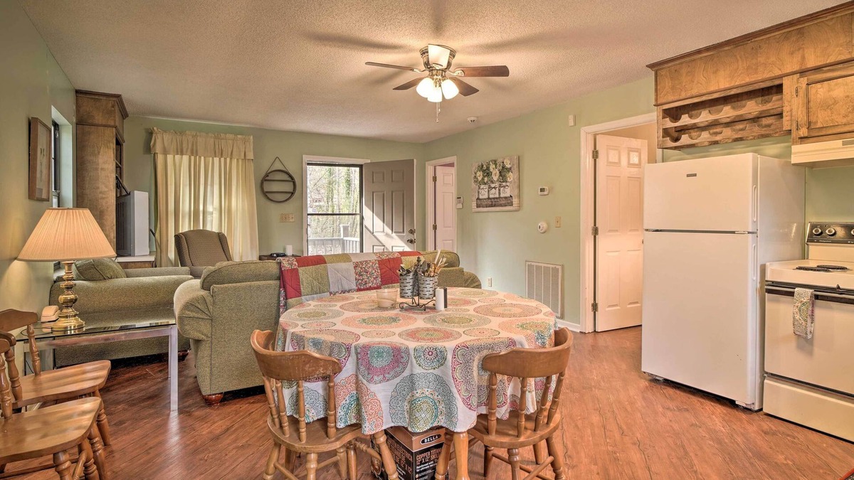 Carson Springs Apartment | Inviting Apartment w/Deck in Smoky Mountains