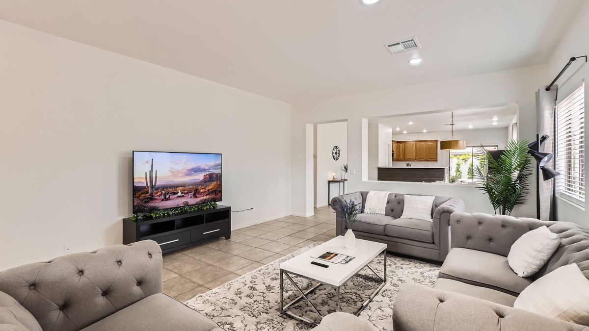 Casa Del Rey at Camino a Lago House | Inviting, Clean & Cozy Retreat: Relax & Refresh in the Hot Tub or Play Sports!