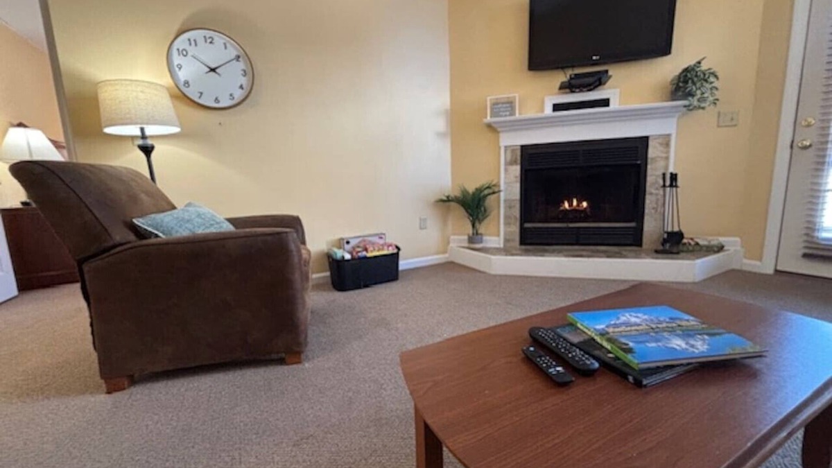 Francestown House | Inviting Condo w Hot Tub & Fireplace