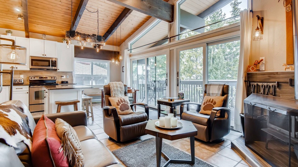 Vail House | Inviting Cozy East Vail Condo On Gore Creek! 008412