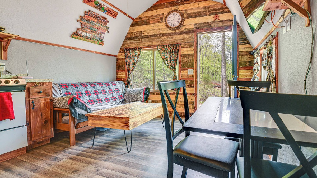 Vulcan Cabin | Inviting Des Arc Cabin w/Fire Pit + Deck!