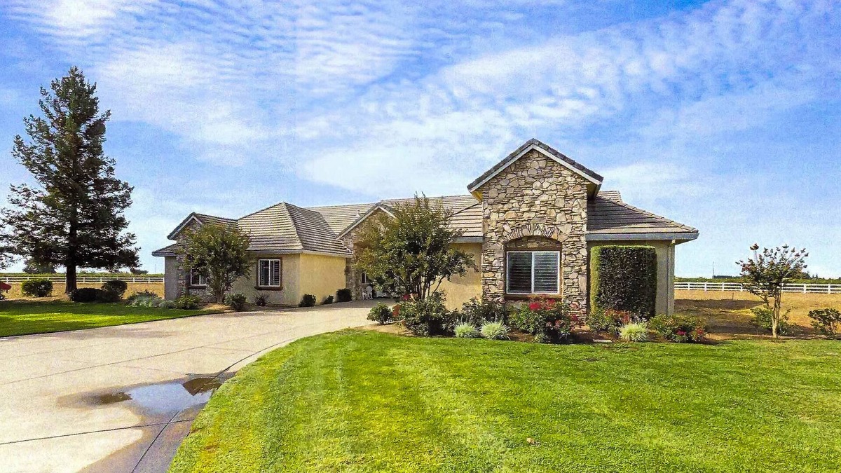 Victor House | Inviting Home on 2.5 acres, Near Vineyards