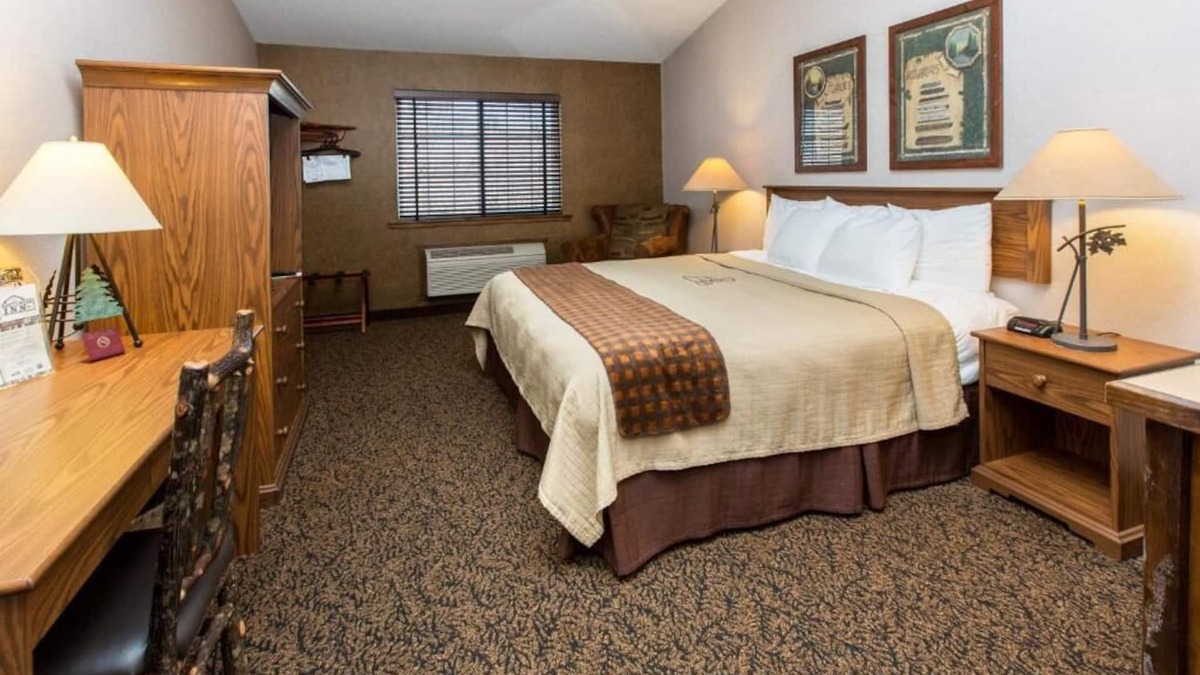 Onalaska Hotel | Inviting Lodge-Like Stay with Hot Breakfast & Complimentary Breakfast