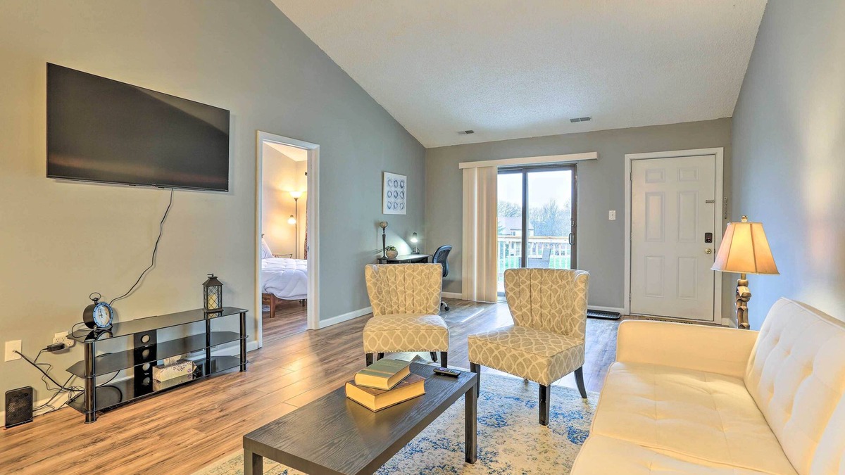 Mount Pocono Condo | Inviting Poconos Getaway w/Deck: Ski & Hike!