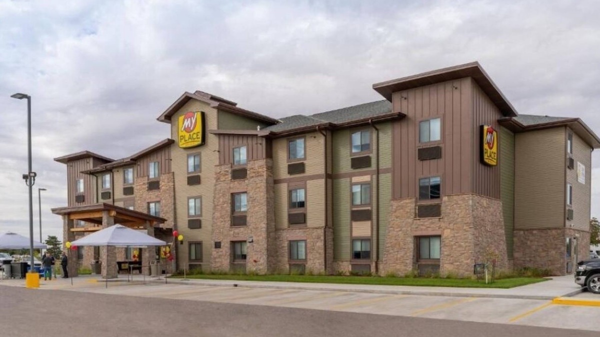 Beatrice Hotel | Inviting Room Free Parking Near Homestead National Historical Park