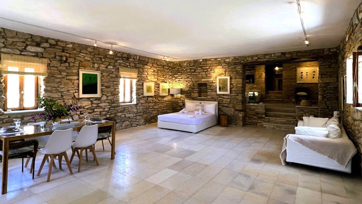 Milopotas House | Ios Suite Atellier-Cozy Stone Retreat near the sea