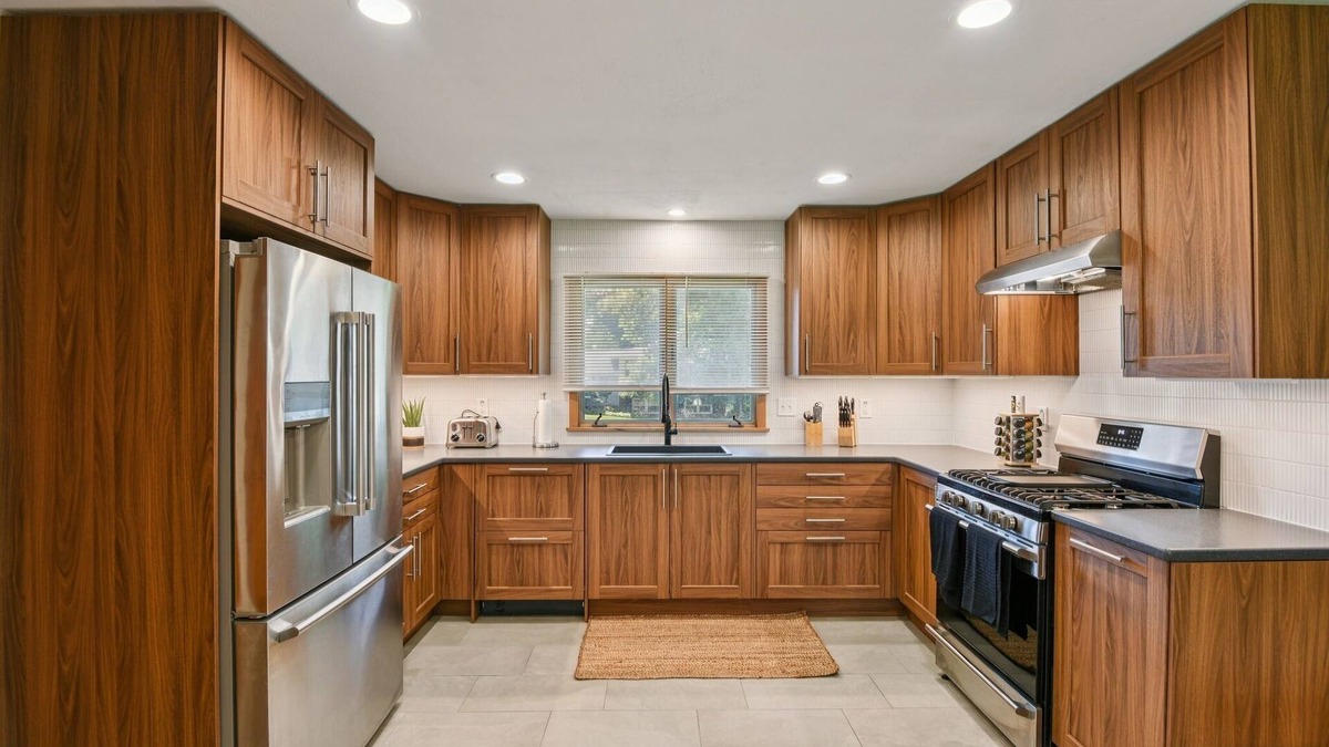 University Heights House | Iowa City 4br Backyard Walk To Stadium 4 Bedroom Home