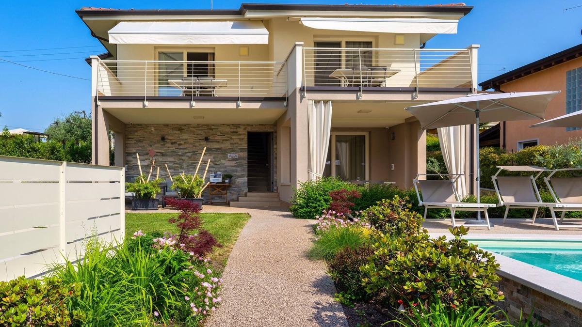 Lazise Apartment | "IRIS" Charming Apartment with Pool in Lazise on Lake Garda