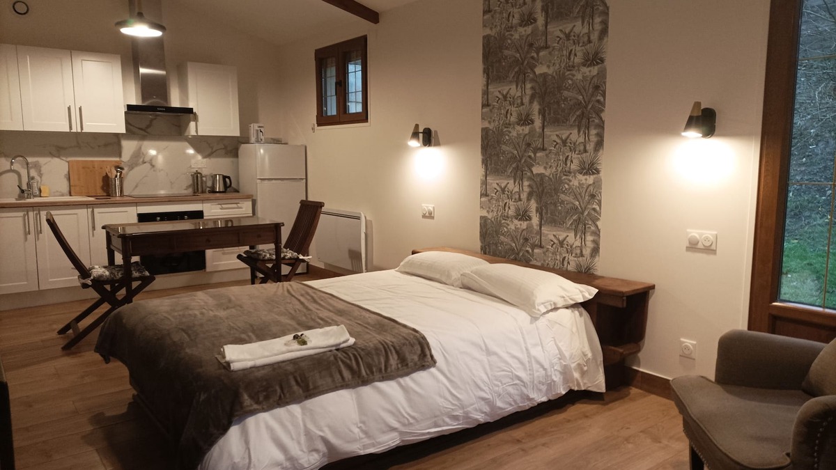 Saint-Germain-en-Laye Cottage | Iris Garden Cottage