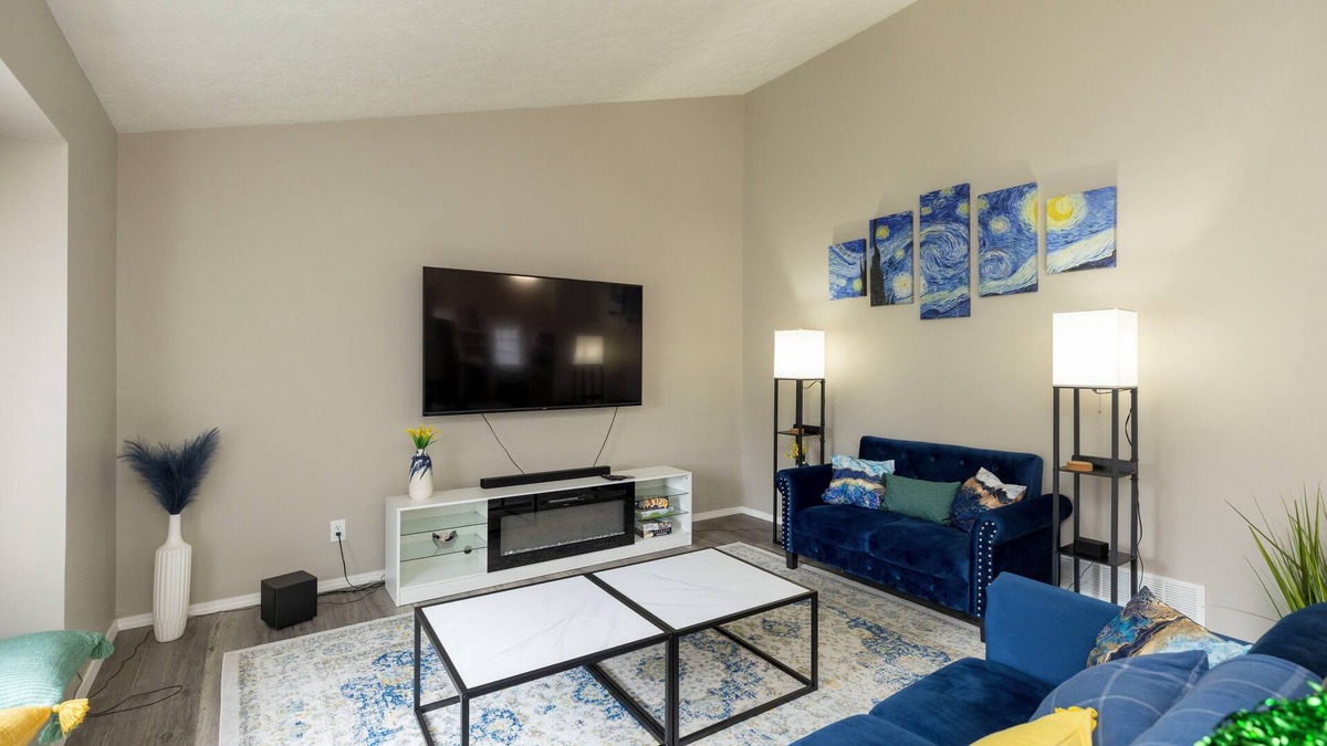 Northshore Triangle House | Irish Coffee House - 4BR, 2BA newly renovated home 5 mins to Notre Dame