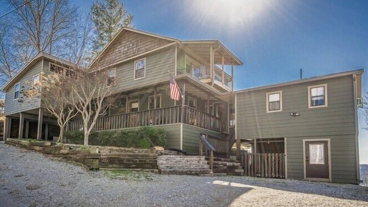 Baxter Ski Chalet | Irish Goodbye Over Looking Center Hill Lake