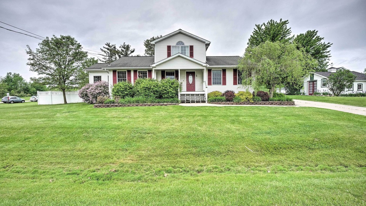 Onsted House | Irish Hills Farmhouse w/Furnished Deck & Playset