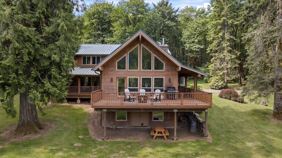 Marmot House | Iron Mountain Lodge Hot Tub and Game Room