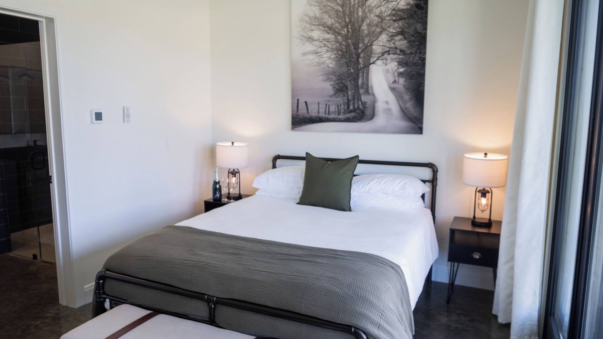 Stonewall Cabin | Ironstone/Casita #3 - Private Porch, Luxury, Country Feels, Walk to Wineries