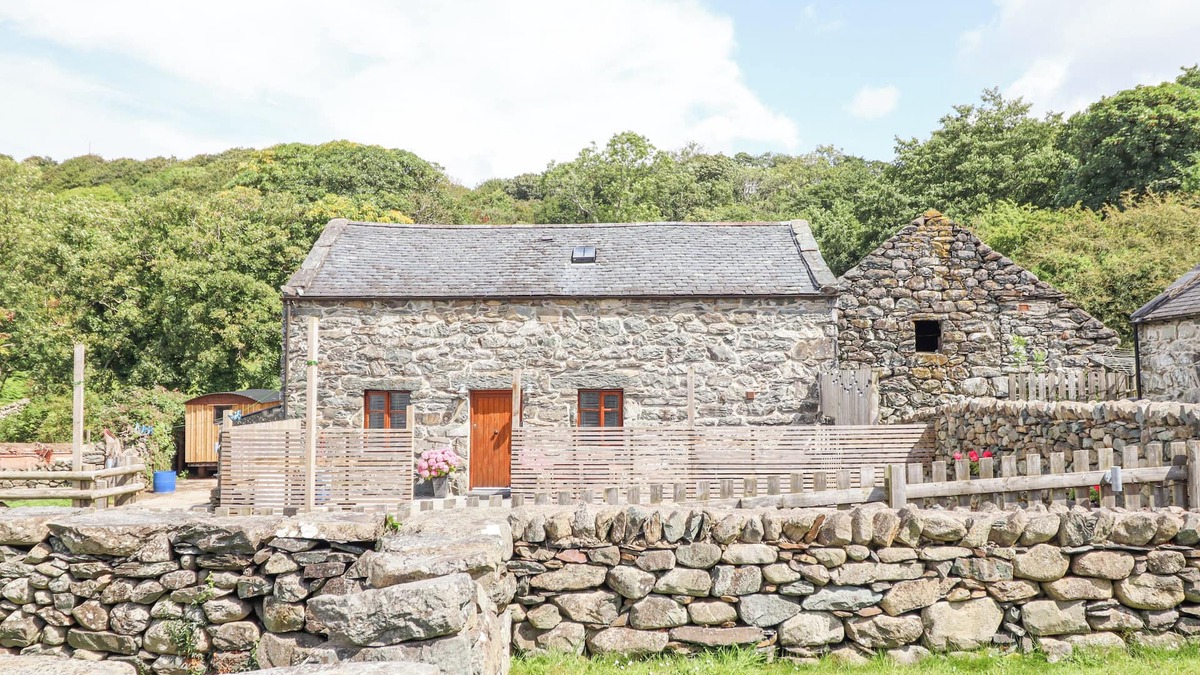 Llanfair Cottage | ISALLT, pet friendly, character holiday cottage in Llanfair