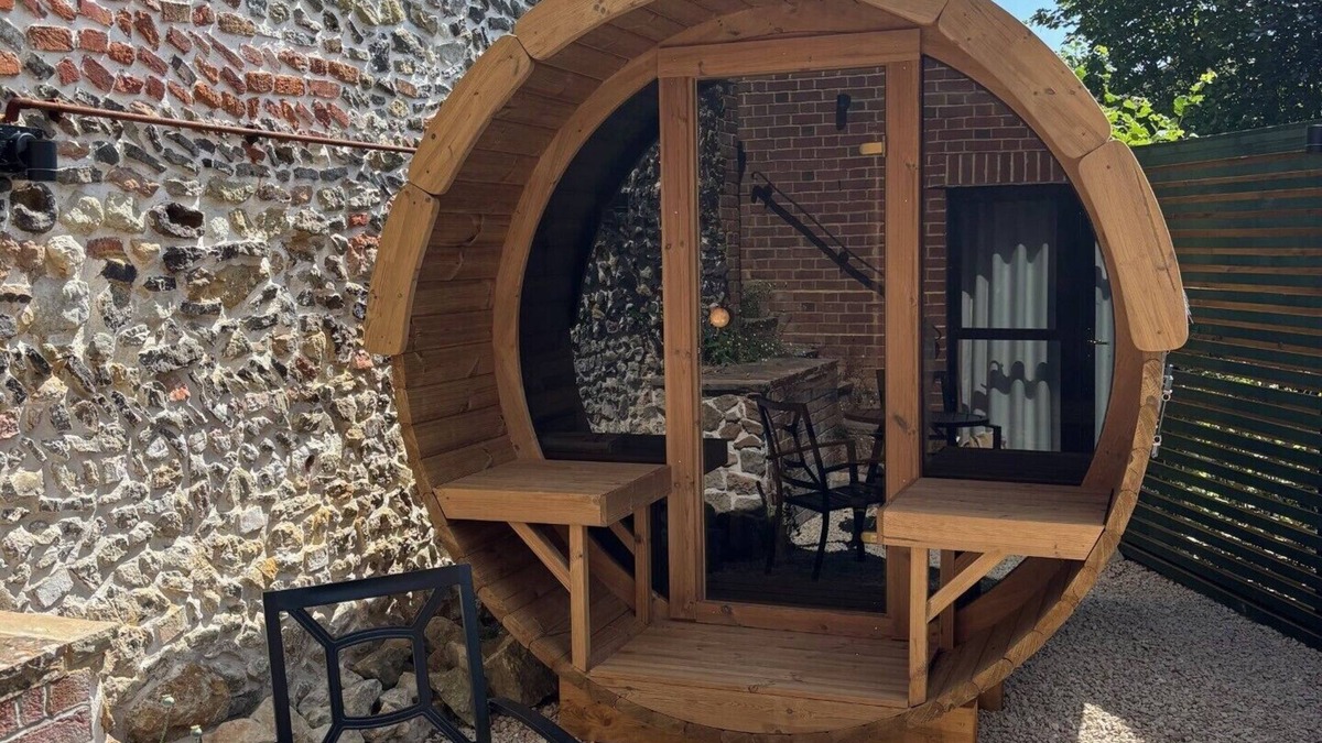 Bletchingley Bed & Breakfast | Isla's Den - peaceful, private garden/Sauna, swimming lake, Spa and Wellness